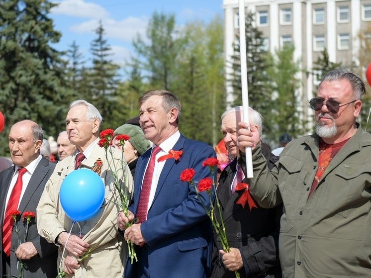 В Праздник Весны и Труда жители Хакасии возложили цветы к памятнику Ленину
