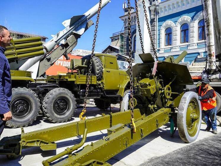 Отреставрированная военная техника вернулась к иркутскому Дому офицеров