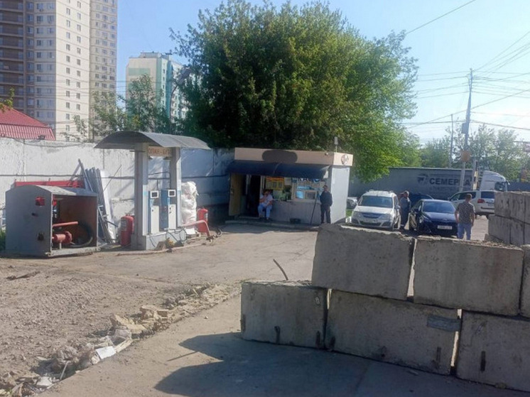 В Саратове приставы заставили владелицу АЗС освободить захваченную землю