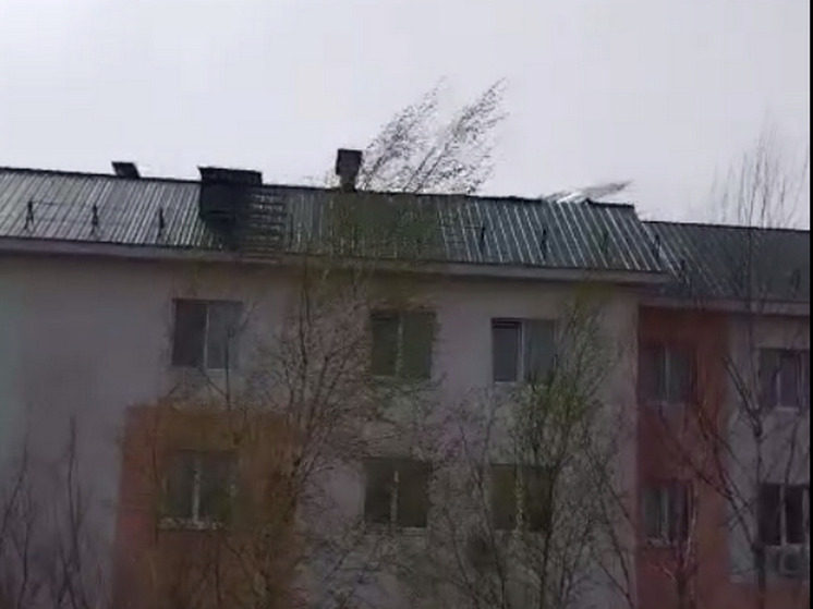 В Артеме сильным ветром снесло часть крыши многоквартирного дома