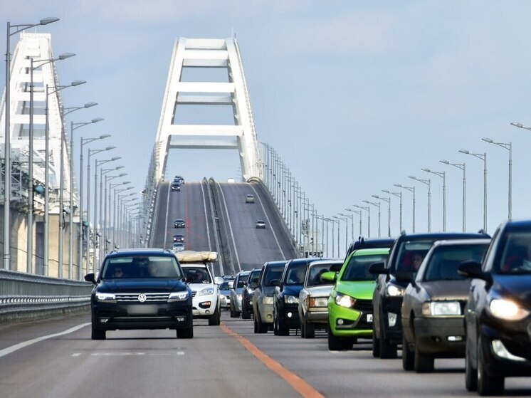 Свыше 3 тысяч автомобилей стоят в очереди перед Крымским мостом