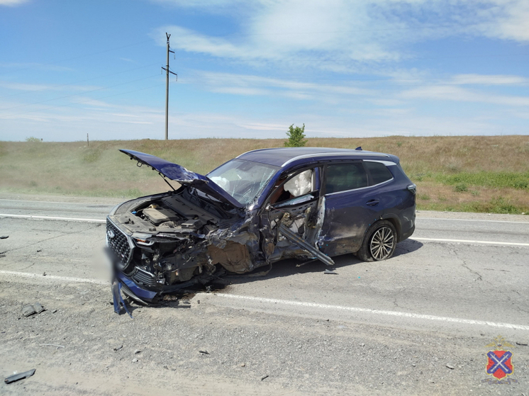 В Волгоградской области в ДТП с 2 иномарками пострадала 11-летняя девочка