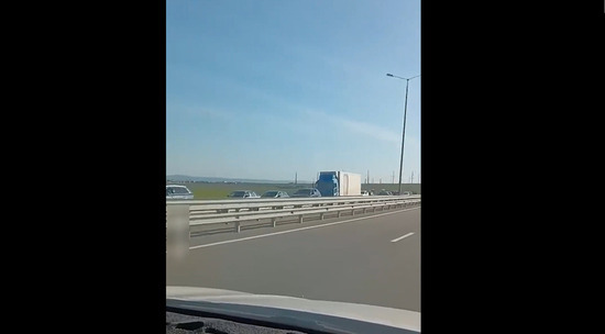 На Крымском мосту образовалась рекордная пробка в первый день майских праздников: видео