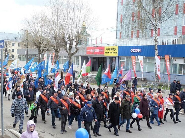 Первомайское шествие профсоюзов в Кирове собрало более 8 000 человек