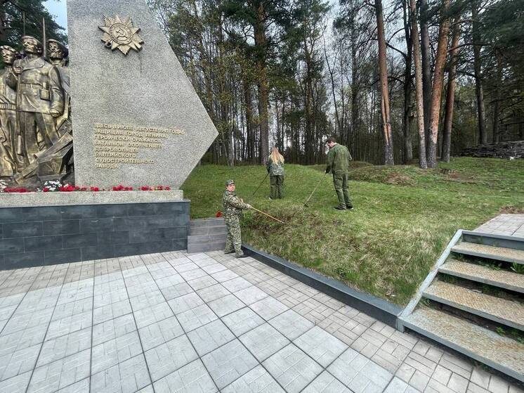Лужские следователи прибрались на воинском мемориале