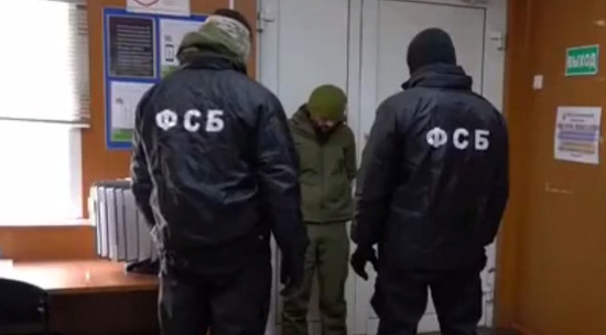 ФСБ задержала буйного мигранта и лишила гражданства РФ: видео
