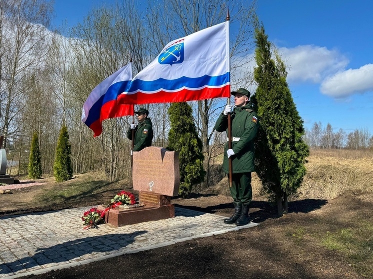 На «Невском пятачке» открыли памятник курсантам и преподавателям-ветеринарам