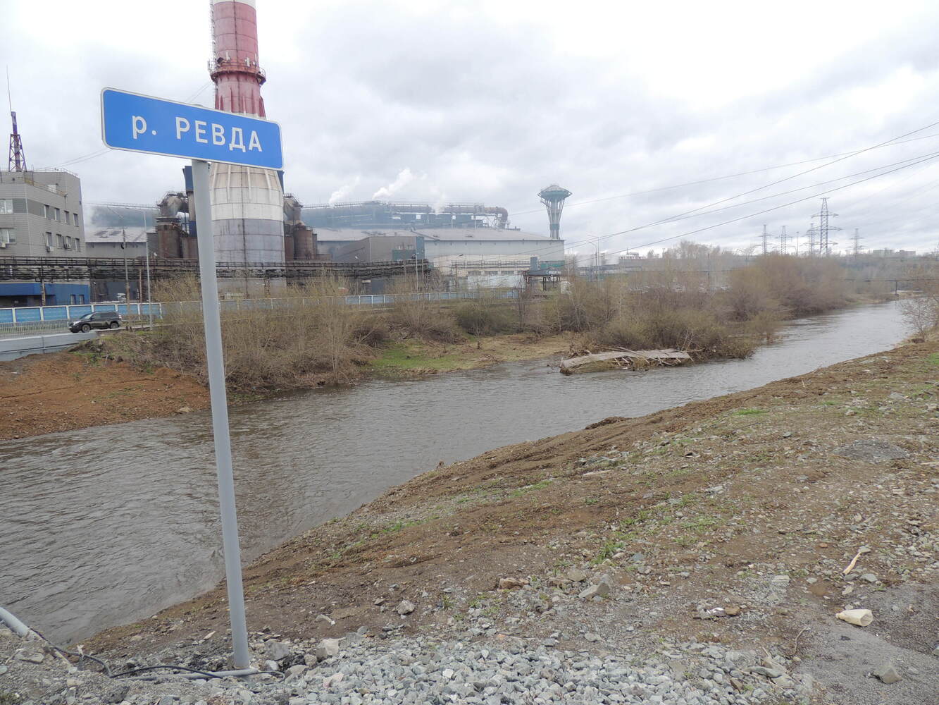Вода подтопила в Ревде дороги, дома и огороды