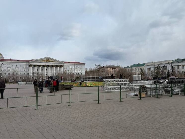 Семь фур привезли оборудование для сцены на День Победы в Чите