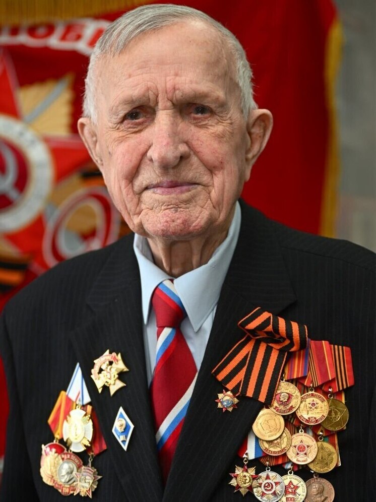 Артюхов и Колодин поздравили с 94-летием ветерана ВОВ из Нового Уренгоя Анатолия Алешкина