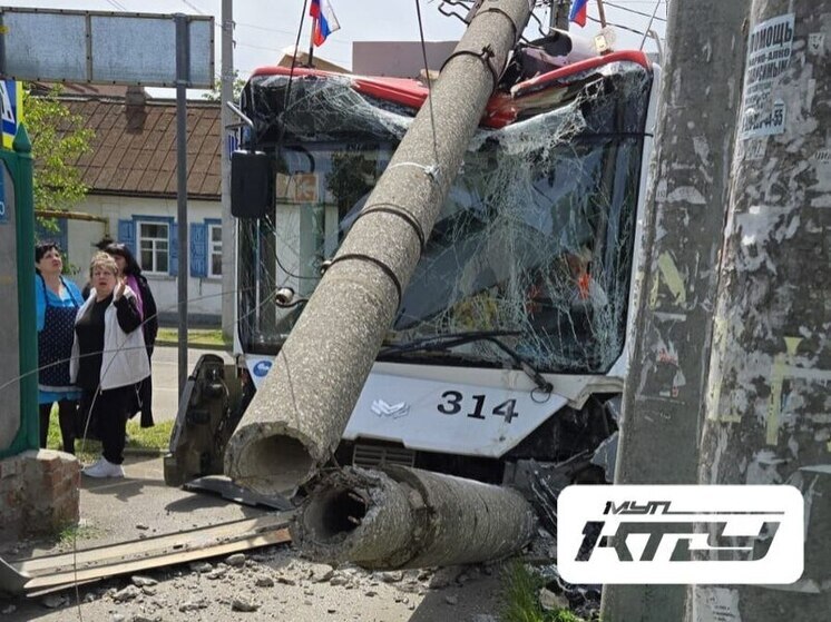 В Краснодаре троллейбус врезался в опору ЛЭП