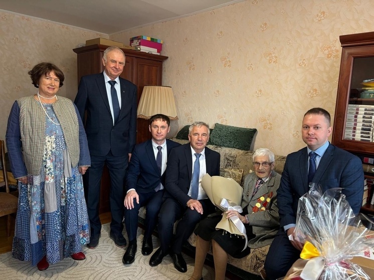 С Днем Победы поздравили 102-летнюю жительницу Ломоносовского района