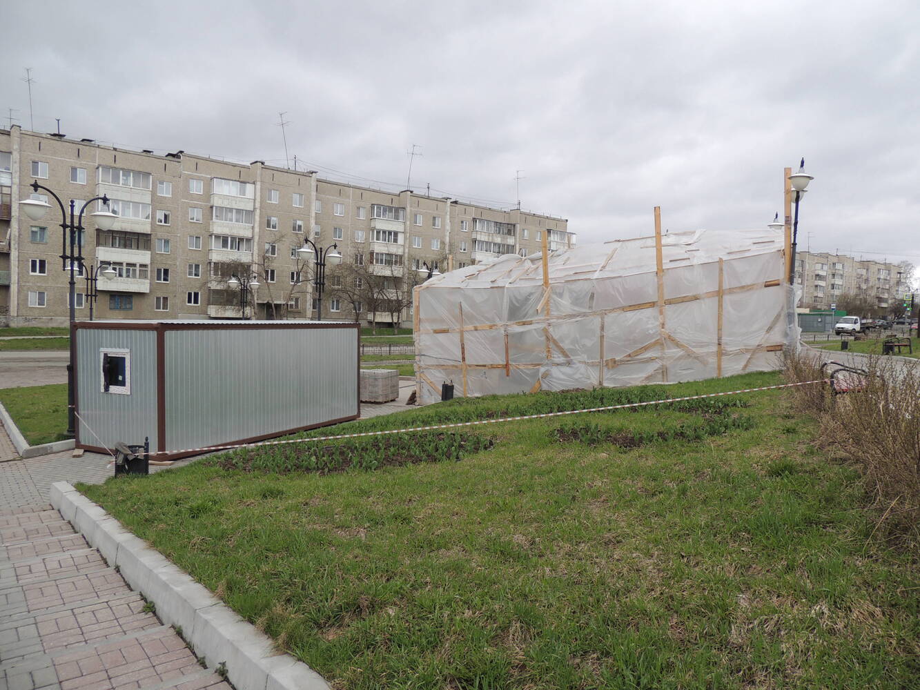 В Ревде пленкой огородили постамент, куда могут перенести памятник Ленину
