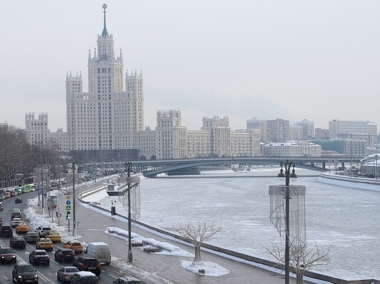 Жителей Москвы попросили не выезжать на летней резине