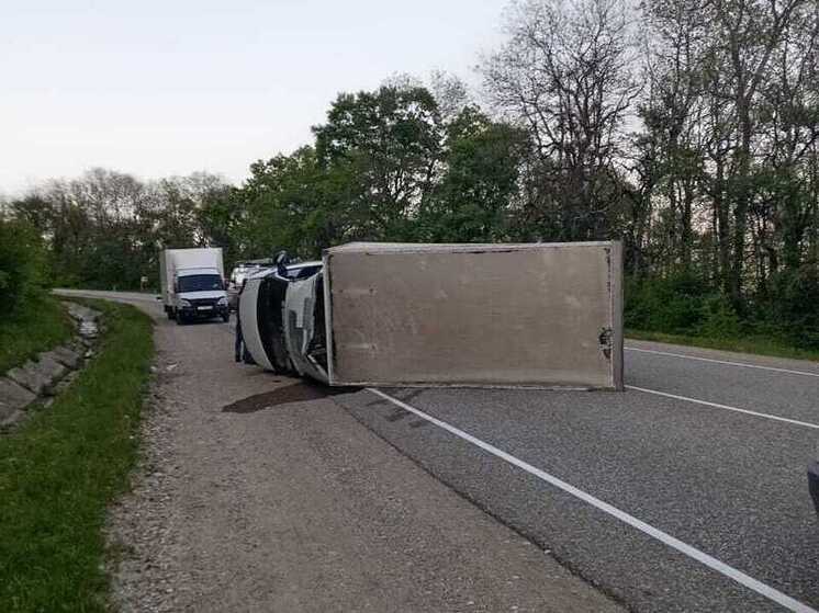 Спасатели Апшеронского района помогли водителю грузовика, перевернувшегося на трассе