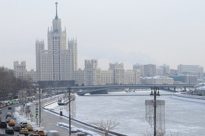 Жителей Москвы попросили не выезжать на летней резине