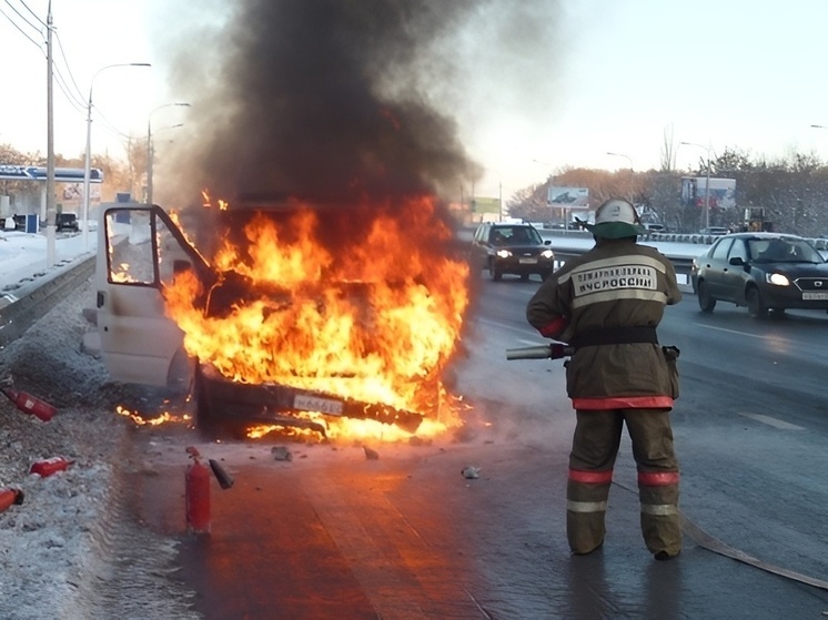 На трассе М-4 в Лискинском районе Воронежской области сгорел автомобиль