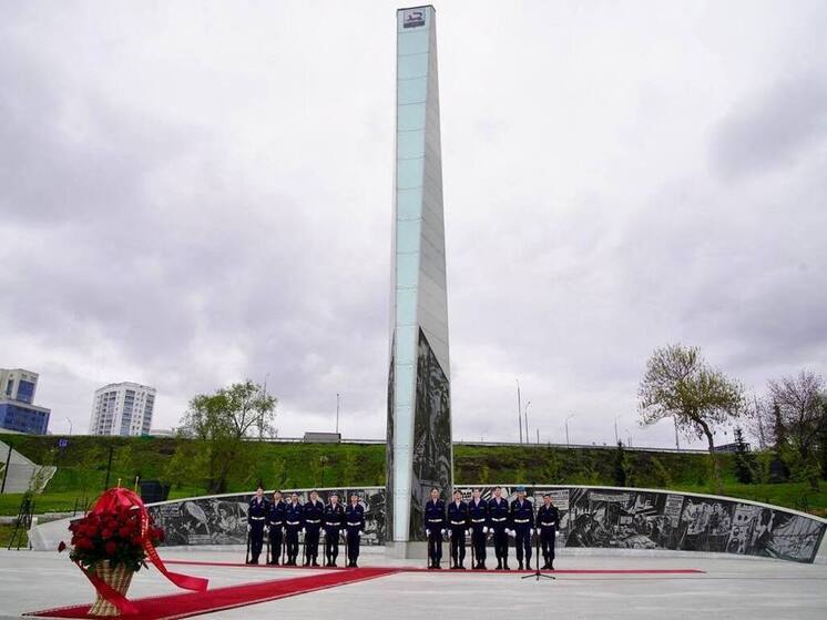 Радий Хабиров возложил цветы к стеле «Уфа – город трудовой доблести»