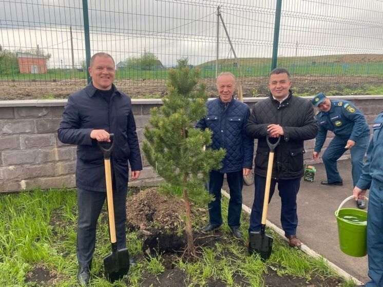 Кирилл Первов на Первомай высадил деревья и подарил пожарный извещатель семье бойца СВО