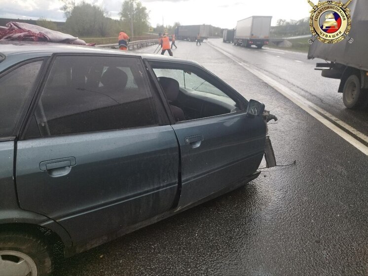 На трассе М-7 «Волга» в Козловском округе столкнулись фура и легковушка