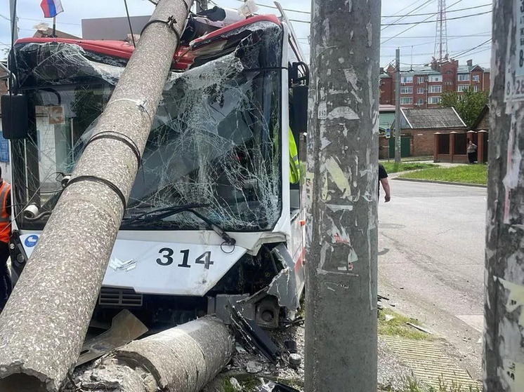 Троллейбус в Краснодаре столкнулся с автомобилем и снес столб