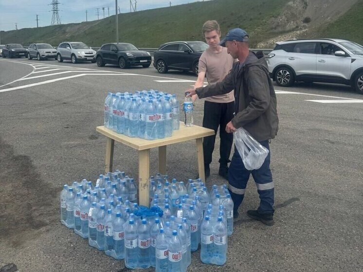 На подъезде к Крымскому установили биотуалеты, организовали выдачу воды и дежурство медиков
