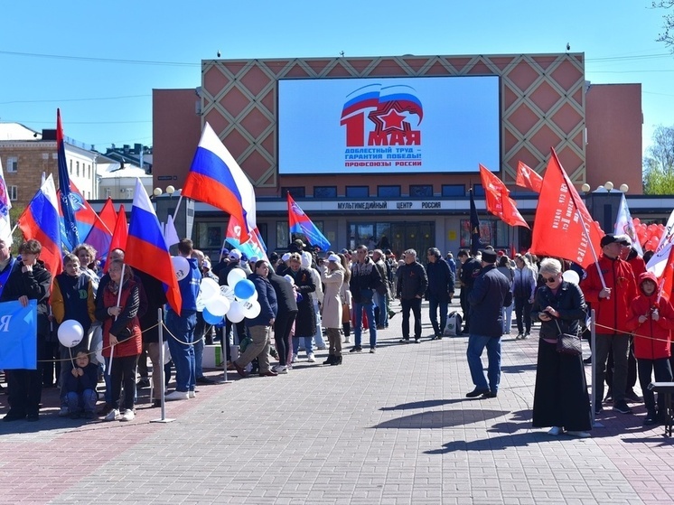 В Великом Новгороде у стелы «Город воинской славы» прошел митинг в честь 1 Мая