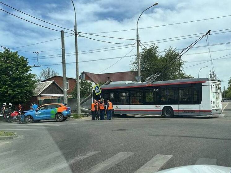 В Краснодаре прокуратура начала проверку по факту аварии с троллейбусом, въехавшим в опору ЛЭП