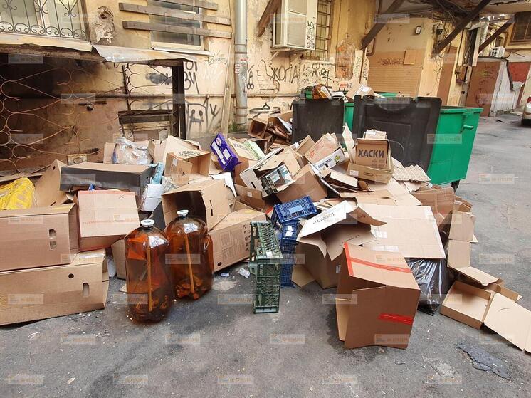 Жители Лиговского проспекта пожаловались на коробки из-под алкоголя во дворе