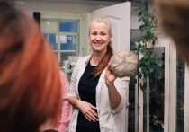 Ярославна Громакина — мягкая и хрупкая девушка с необычным именем и серьезной профессией «патологоанатом». Как говорит сама Ярославна, везде должен быть баланс, поэтому в ее профессии работает большинство девушек. А еще она лаборант, преподаватель в медицинском институте, супруга, счастливая мама двоих сыновей, волонтер и просто красавица. 