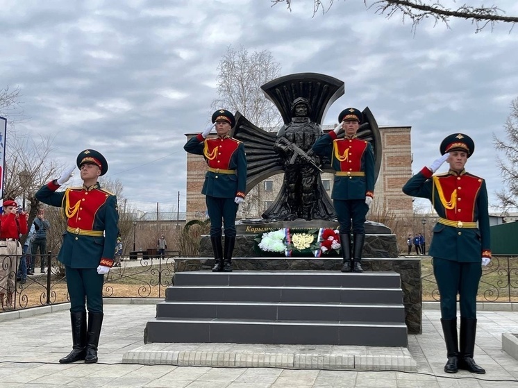 Памятник участникам СВО открыли в поселке Забайкалья