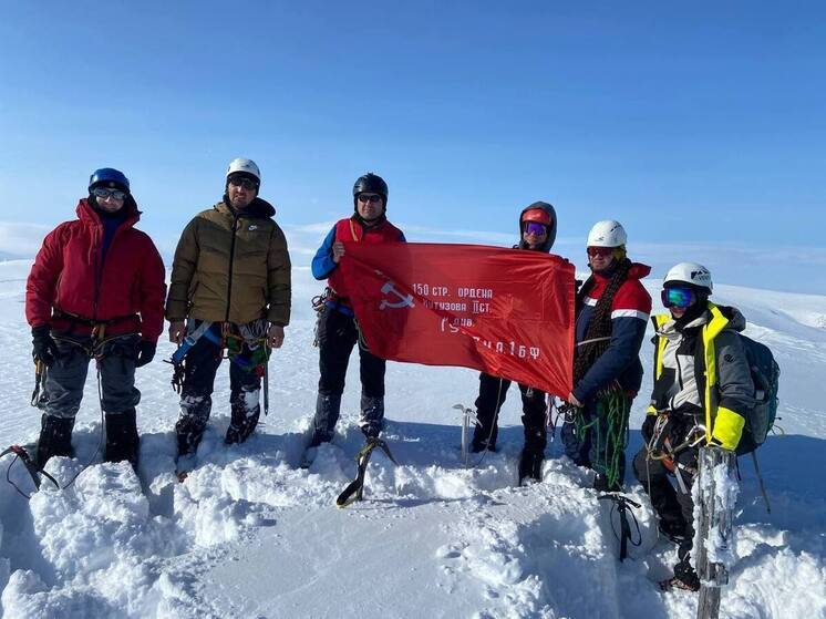 Teilnehmer des Bergsteigerpokals des Autonomen Kreises der Jamal-Nenzen entrollten das Siegesbanner auf dem Berg Tschernaja