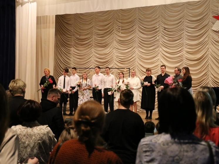 В Детской школе искусств Мирного прошел спектакль «Молодая гвардия: черно-белая правда»