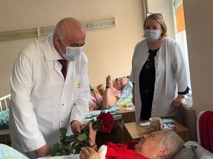 Сергей Ситников навестил в больнице пострадавших в ДТП туристов