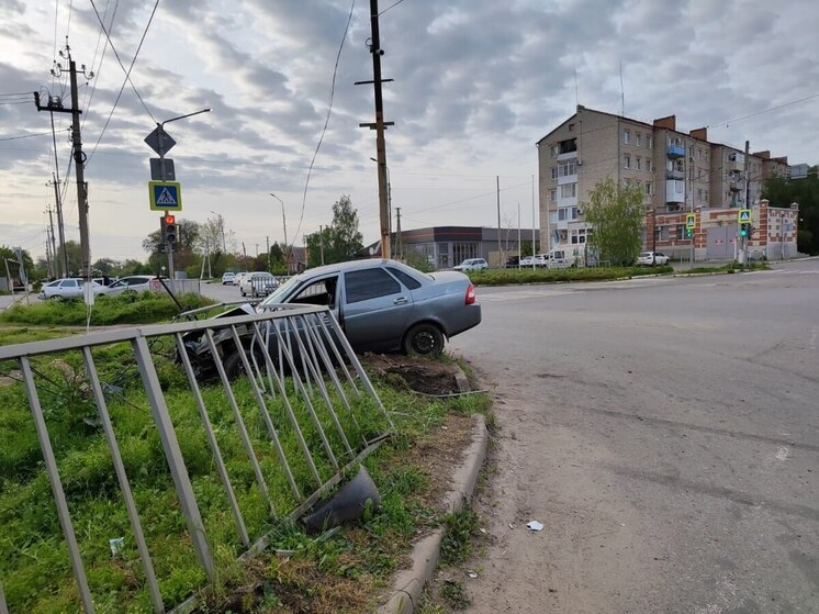 В Ипатово «Приора» влетела в ограждение, пострадали два местных жителя