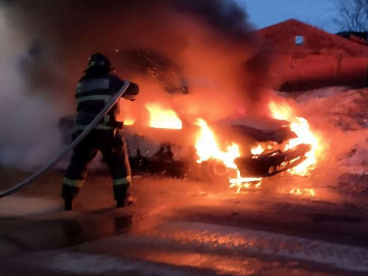 В поселке Молочный автомобиль превратился в пепел после ночного пожара
