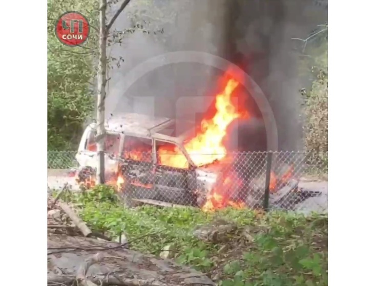 В Лазаревском районе Сочи сгорел автомобиль