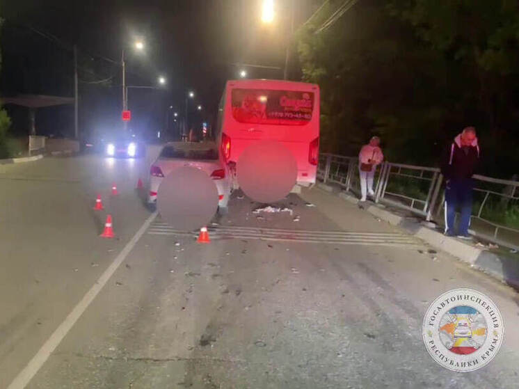 Ребенок и взрослый пострадали в ДТП с легковушкой и автобусом в Крыму
