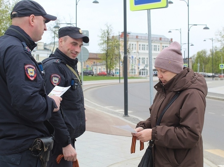 Серпуховские полицейские дарили георгиевские ленточки и напоминали о безопасности