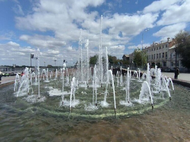 В Астрахани забили первые фонтаны