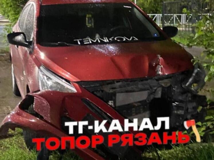 Автомобиль врезался в дорожный знак на улице Стройкова в Рязани