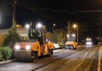 Масштабные работы по обновлению улицы Дагестанской, включающие в себя устройство тротуарного покрытия, установку новых дорожных и тротуарных бордюров, укладку выравнивающего слоя асфальтобетона и подъем люков смотровых колодцев до уровня проезжей части, вышли на финишную прямую