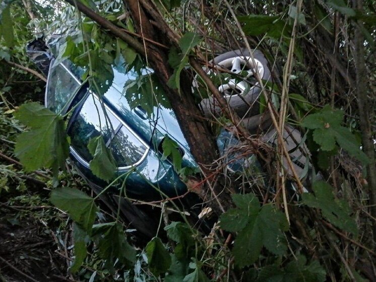 Столкновение трех автомобилей под Воронежем отправило водителя в больницу