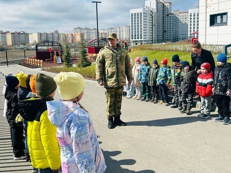 Росгвардейцы провели урок строевой подготовки для воспитанников детского сада Пензы