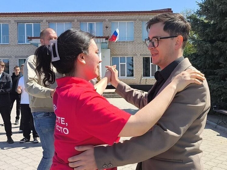 Жители Тарасовки приняли участие в акции «Случайный вальс» ко Дню Победы
