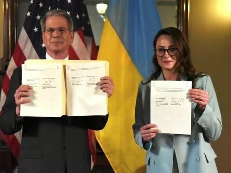 FT: Украина и США подписали три договора по "минеральной сделке"