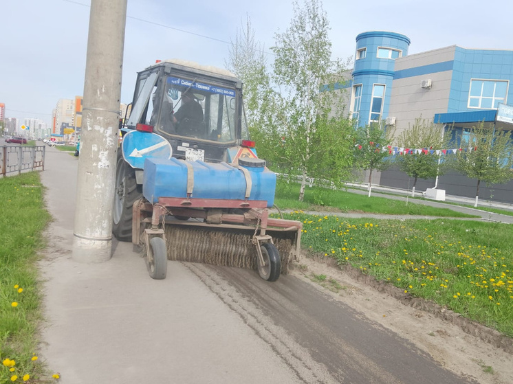  В Барнауле рабочие вышли на весеннюю генеральную уборку города