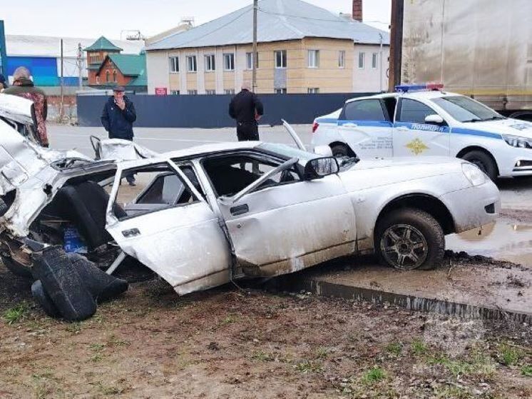 Пассажира легковушки зажало в салоне после ДТП с кировским автобусом
