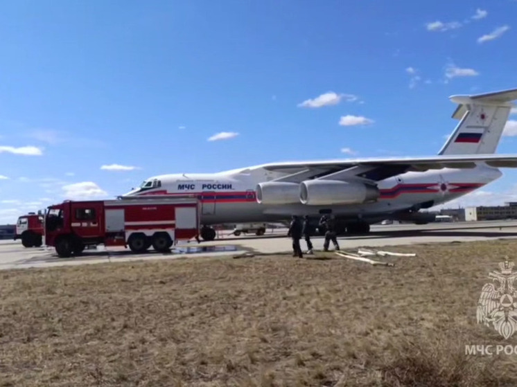 Самолеты МЧС тушат пожар в двух километрах от села Укурик в Забайкалье