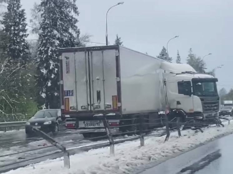 Фура перекрыла движение на Дмитровском шоссе в сторону области